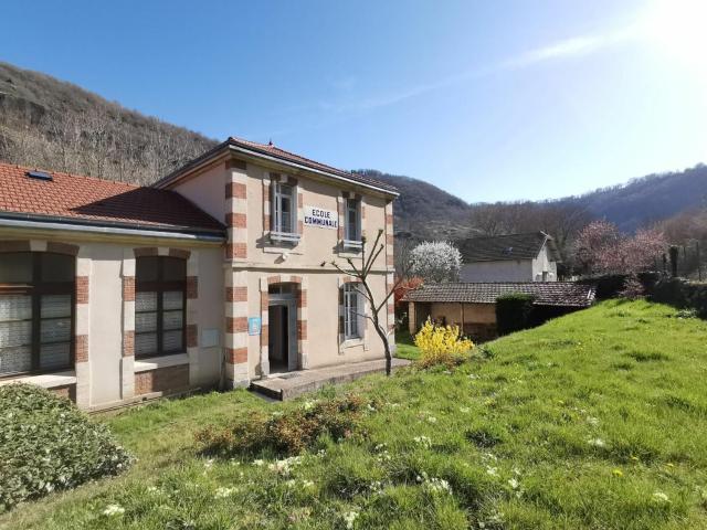 Gîte chaleureux 6 pers avec cour privée en bord de rivière près de Langeac - FR-1-582-11