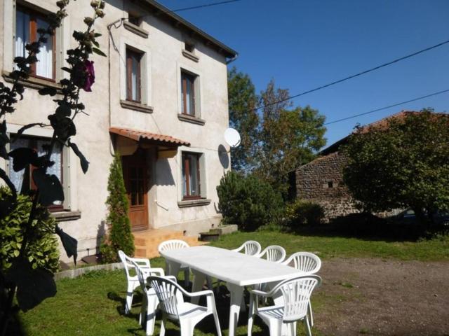 Gîte familial paisible, proche Gorges de la Loire, avec cour fermée, 3 chambres, équipements bébé - FR-1-582-116