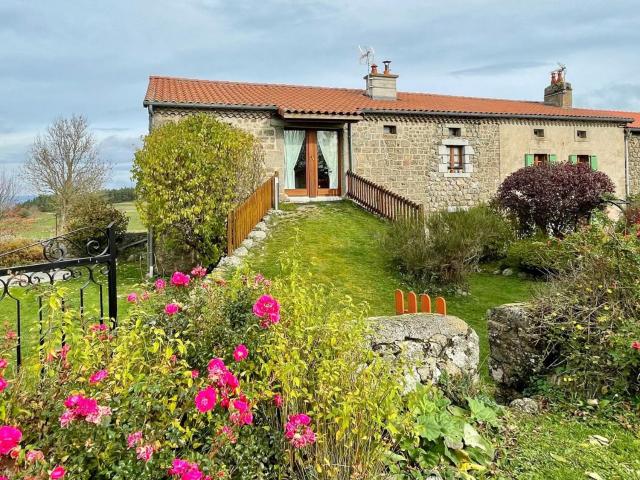 Maison Ancienne au Calme avec Cheminée et Équipements Bébé, Proche de Saugues - FR-1-582-127