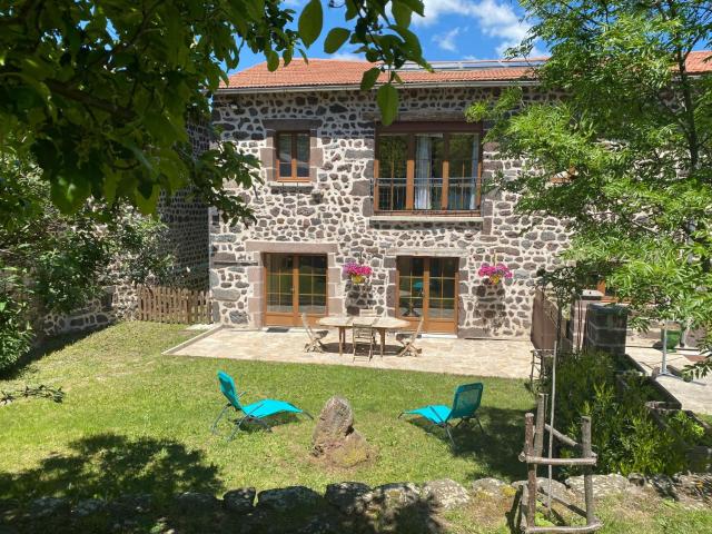 Gîte à la ferme à Saint-Christophe-sur-Dolaison avec terrasse et chambres privatives - FR-1-582-284