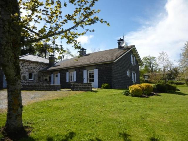 Maison en forêt avec terrasse, jeux pour enfants et cheminée, près du Pic du Lizieux et du Lac bleu - FR-1-582-235