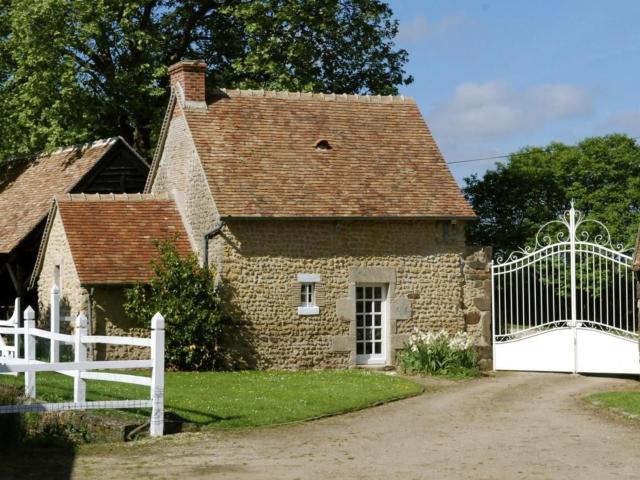 Gîte charmant avec piscine chauffée, tennis et jardin près de Beaumont-sur-Sarthe - FR-1-410-214