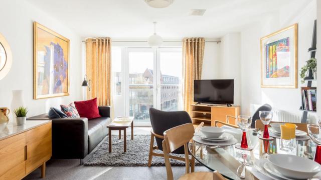 Sunnyside- Stylish Apartment Moments from Poole Quay