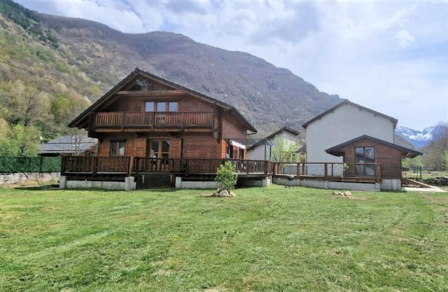 Chalet chaleureux a Orlu avec Jacuzzi et vue sur la montagne