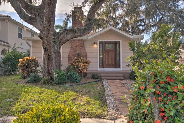 Bright Sarasota Bungalow - 5 Mi to Siesta Beach!