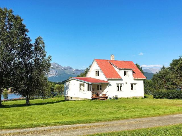 6 person holiday home in Storsteinnes