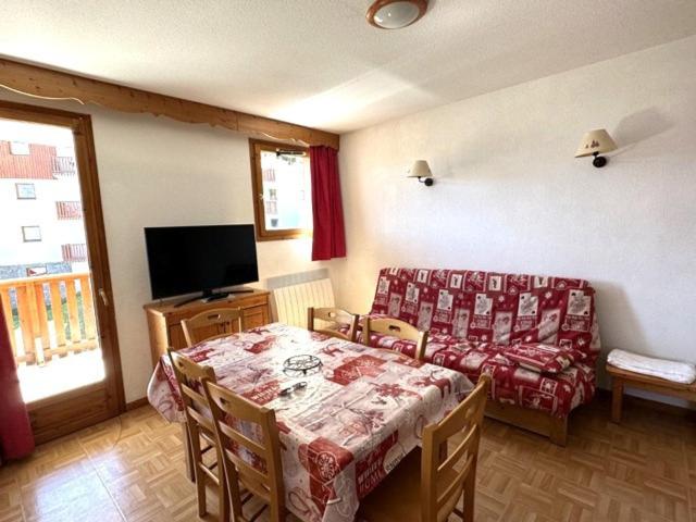 Location saisonnière 3 pièces à Puy-Saint-Vincent, 6 personnes, proche pistes, piscine, parking inclus - FR-1-504-599