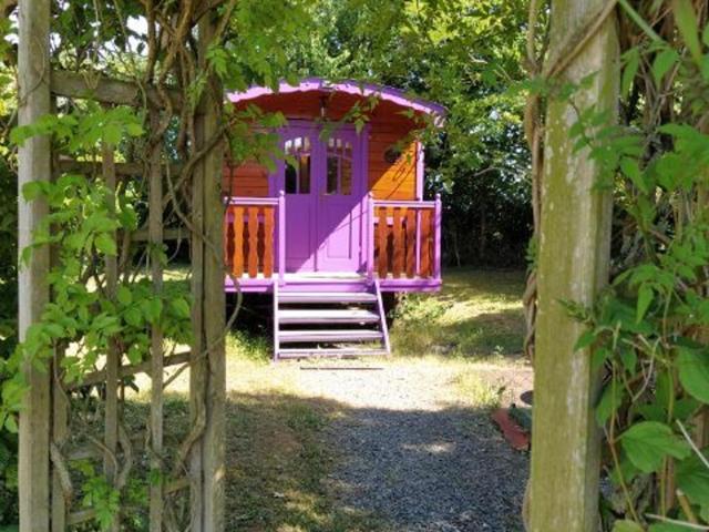 Séjour Bucolique en Roulotte au Cœur d'une Ferme Familiale en Sarthe - FR-1-410-229