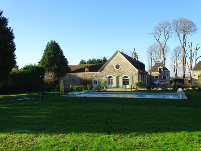 Maison de Charme avec Piscine Chauffée, Proche Châteauroux, Dans une Propriété du 18ème Siècle - FR-1-591-151