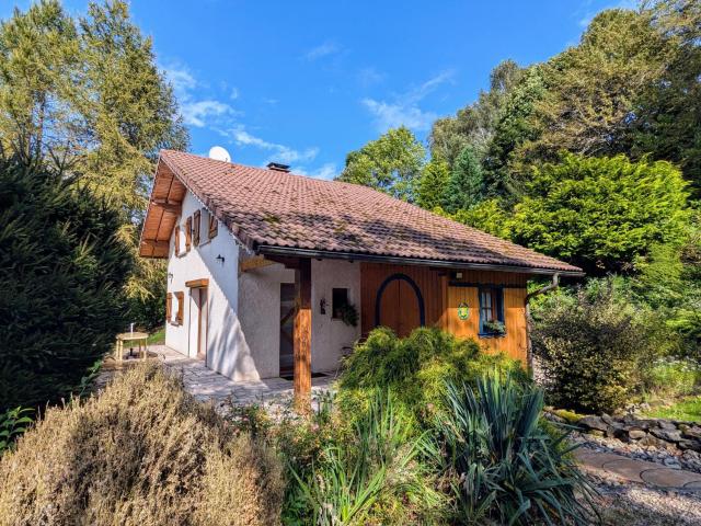 Chalet de Montagne Chaleureux avec Cheminée, Terrasse et Proche Ski - FR-1-589-2