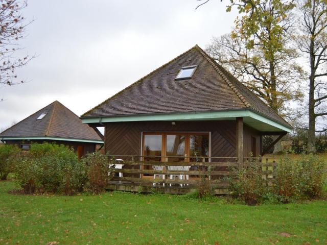 Chalet en pleine nature à Orsennes avec étang à proximité, idéal pour 6 personnes et animaux admis - FR-1-591-170