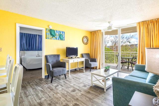 Tortuga Suite at Sunrise Suites Resort - Heated Pool, Hot Tub & Free Parking