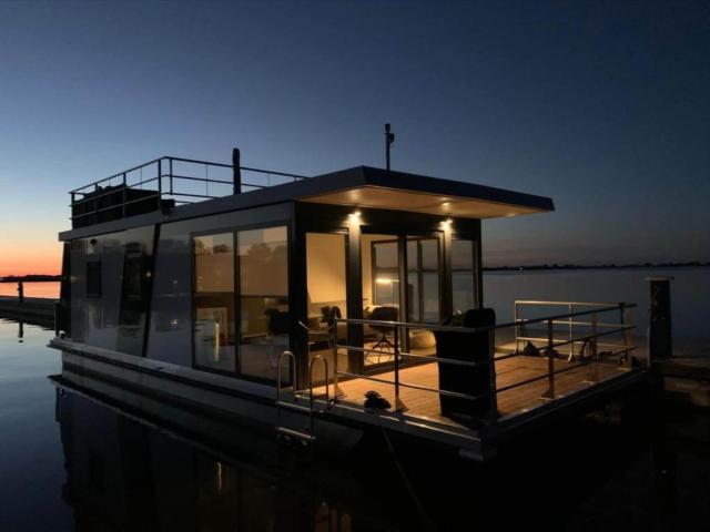 Modern houseboat in Offingawier with terrace