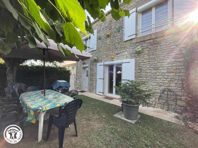 Maison Authentique avec Cour Privée, Wifi et Proximité Activités – Thiré, Vendée - FR-1-426-396