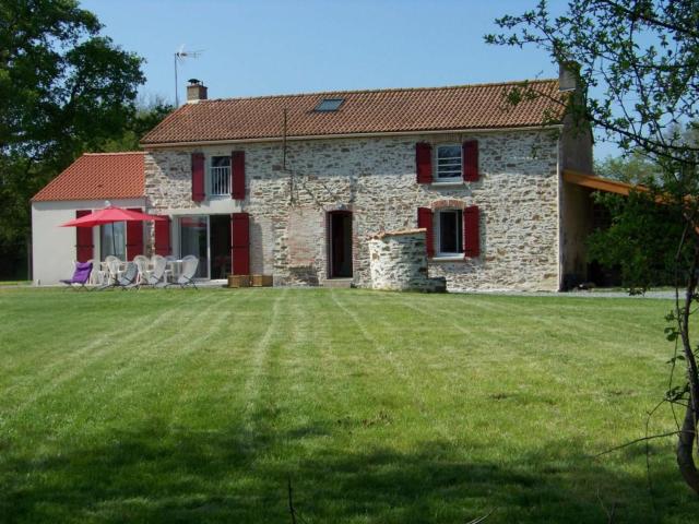 Maison rénovée en pleine campagne avec terrain, terrasse et équipements familiaux - FR-1-426-157