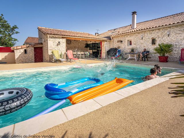 Maison rénovée pour 14 pers avec piscine chauffée, jardin, baby-foot, proche Puy du Fou et La Rochelle - FR-1-426-362