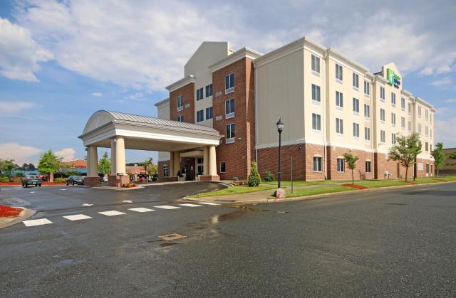 Holiday Inn Express & Suites Charlotte North, an IHG Hotel