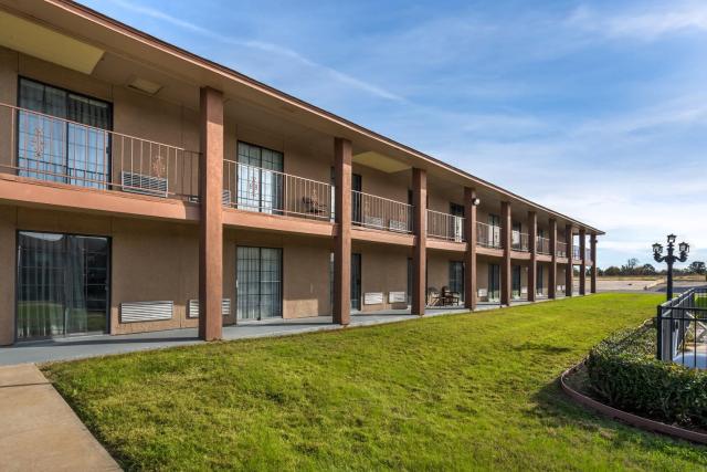 Red Roof Inn & Suites Sulphur Springs