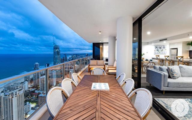 5 Bedroom Executive Sub Penthouse in the heart of Surfers with full ocean views - Sleeps 12 - Circle on Cavill AMAZING!!