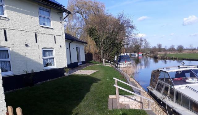 Picturesque Riverside Cottage - 2 bedroom