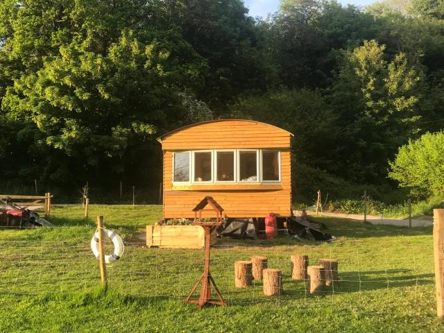 Shepherds Huts Ham Hill, 2 double beds, Bathroom, Lounge, Diner, Kitchen, LOVE dogs & Cats Looking out to lake and by Ham Hill Country Park plus parking for large vehicles available also great deals on workers long term This is the place to relax and BBQ