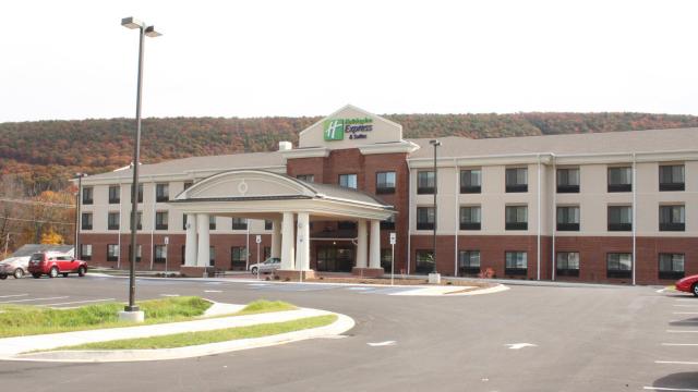 Holiday Inn Express & Suites Cumberland - La Vale, an IHG Hotel