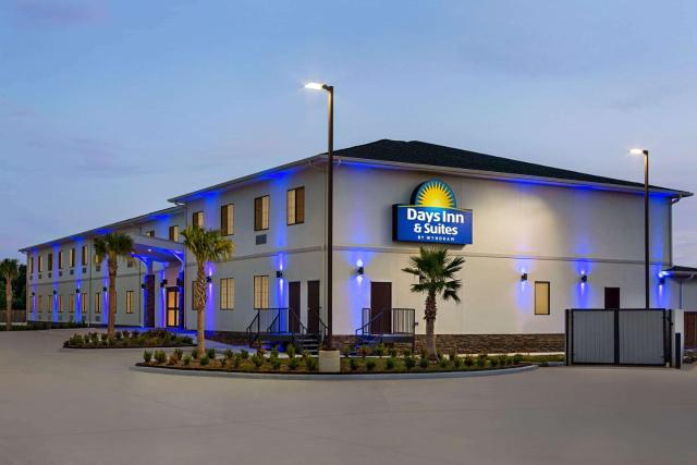 Days Inn & Suites by Wyndham Greater Tomball