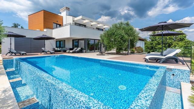 Stylish Villa Pedena with a pool and a gym