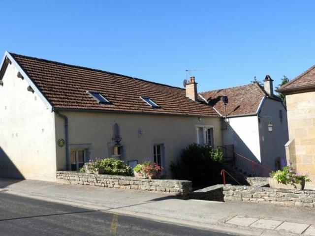 Gîte paisible avec 2 chambres et cour, au-dessus de la mairie, près de Langres - FR-1-611-22