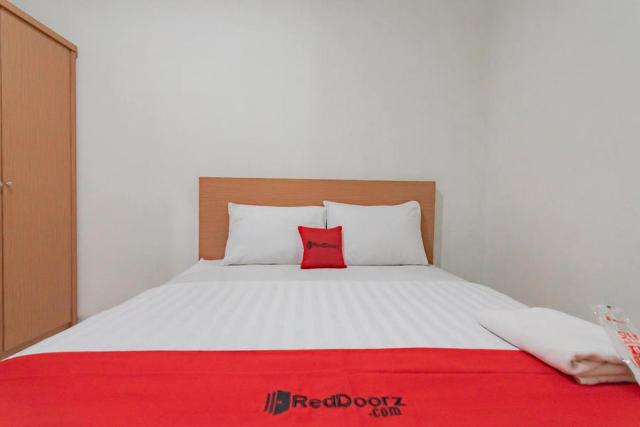 RedDoorz Syariah at Hotel Tiga ER near Karawang Central Plaza