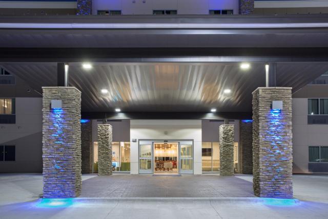 Holiday Inn Express & Suites Lincoln I - 80, an IHG Hotel