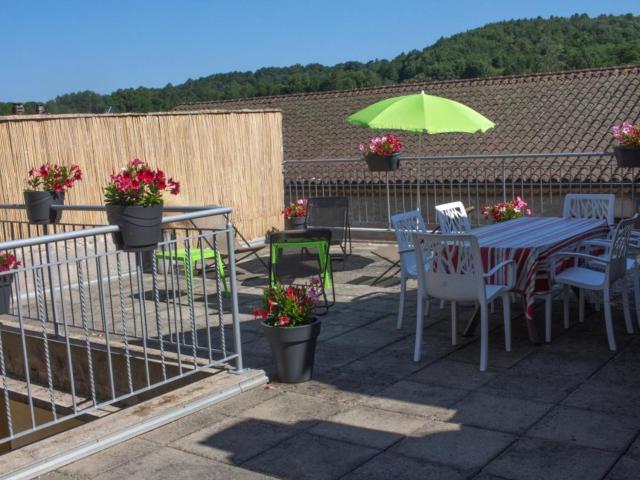 Maison Historique avec Terrasse Ensoleillée et Wifi au Cœur de Villefranche-du-Périgord - FR-1-616-65