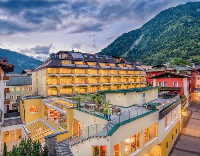 Hotel Norica - Thermenhotels Gastein mit dem Bademantel direkt in die Therme