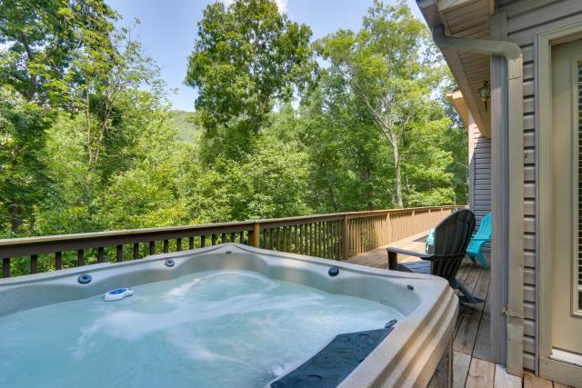 Spacious McGaheysville Home Hot Tub and Pool Table!