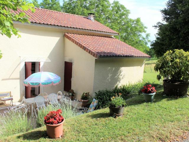 Maison de Charme à la Ferme avec Jardin, Cheminée et Wifi, près de Périgueux - FR-1-616-40