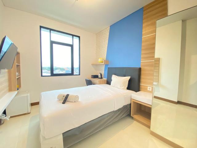 Comfortable Studio Semi Apartment at The Lodge Paskal near BINUS University By Travelio