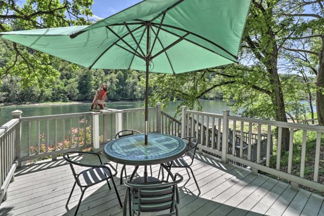 Lakeview Escape with Direct White River Access!