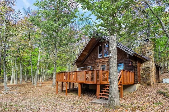 Log Cabin w Loft, Hot Tub, Deck, Fire Pit, & WiFi