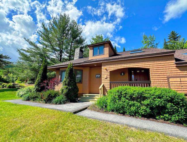 O8 Renovated Forest Cottage Townhome with great Mt Washington views fast wifi Walk to skiing