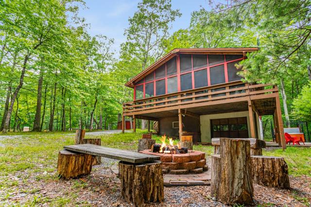 Cabin w New Hot Tub, River, Kayak, WiFi, & Fire Pit