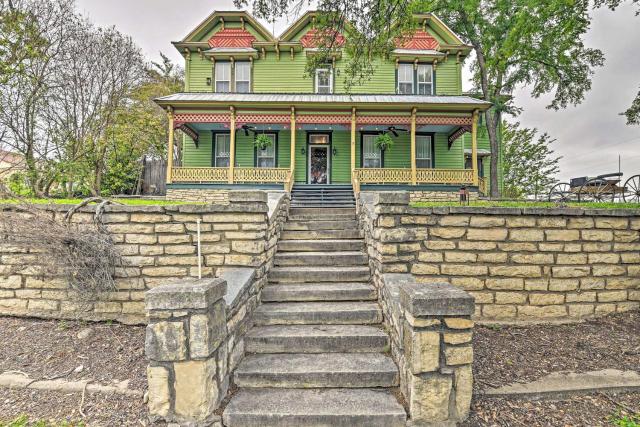 The Lilly House Historic Glen Rose Home with Porch!