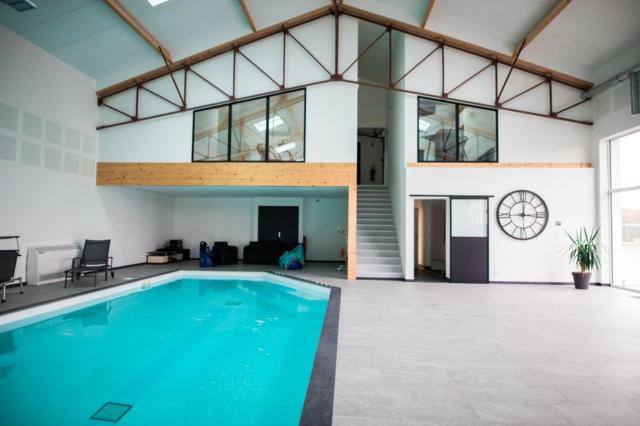 Villa moderne proche du Mans avec piscine interieure