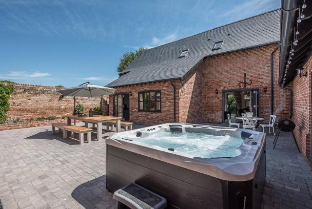 Chapel Cottage at Pond Hall Farm, Stunnning Property with Private Hot Tub, Hadleigh