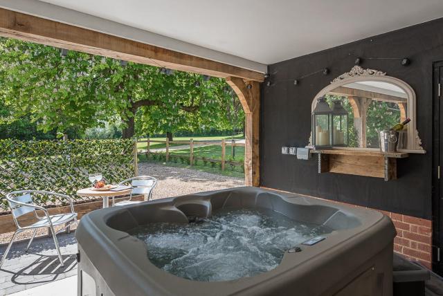 Geoff's Rest at Pond Hall Farm in Hadleigh with Private Hot Tub