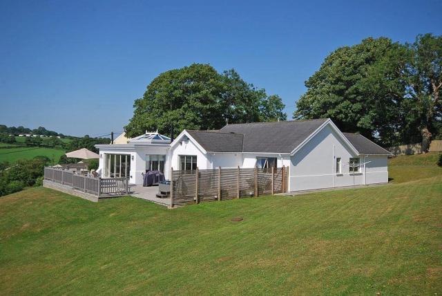 Amber Cottage - Luxury Cottage, Hot Tub, Sea Views and Log Burner