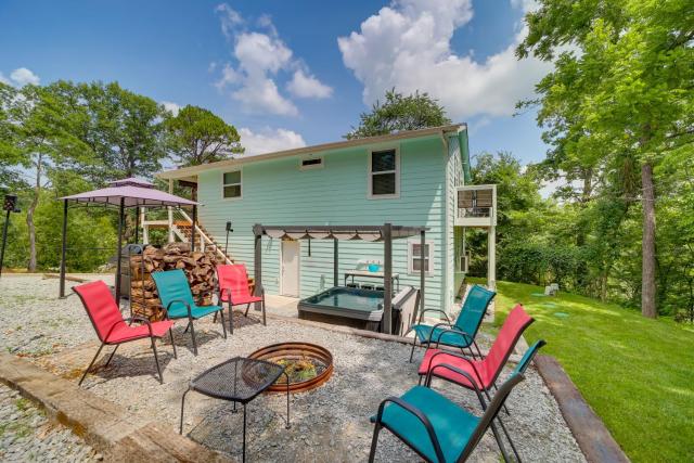 Cozy Eucha Cottage At Grand Lake with Hot Tub!