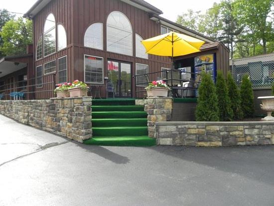 Mohican Resort Motel, Conveniently located to all Lake George attractions