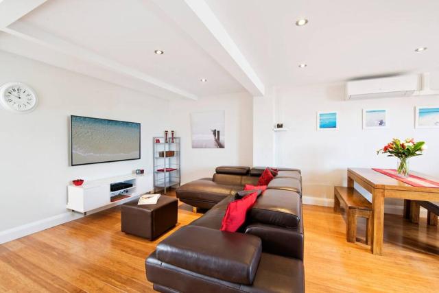 Lovely Modern Coogee Apartment