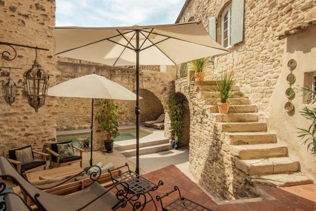 La Fugue Demeure Historique Pieds des Cevennes Nimes Uzes Piscine chauffee Jardin a l italienne