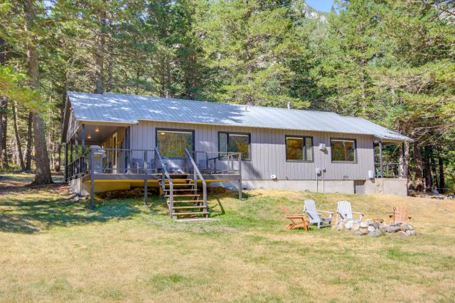 Contact Mountain Hideaway with Views and Porches!